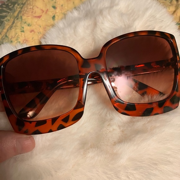 NWT ‼️HP‼️oversized tortoise framed sunglasses with  box and dust rag - Picture 2 of 6